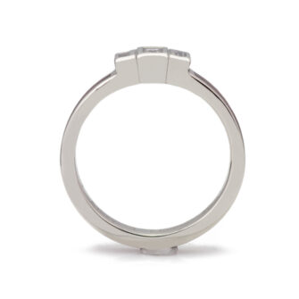 A profile image highlighting the height of the setting above the finger.